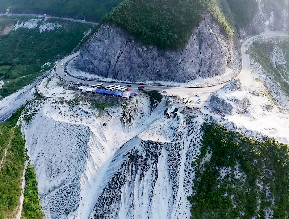 Thung Khe Pass boasts an unexpectedly magnificent beauty